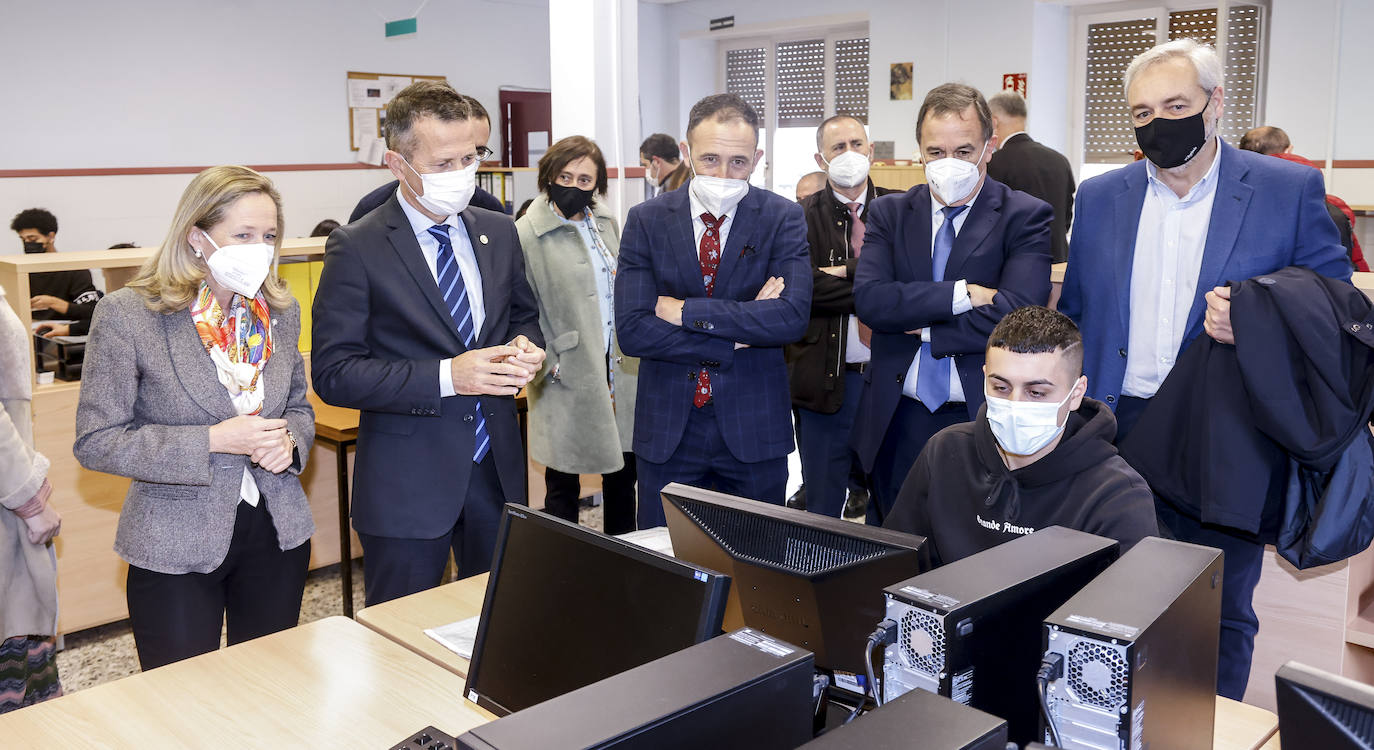 Fotos: Nadia Calviño visita las instalaciones de Egibide en Vitoria