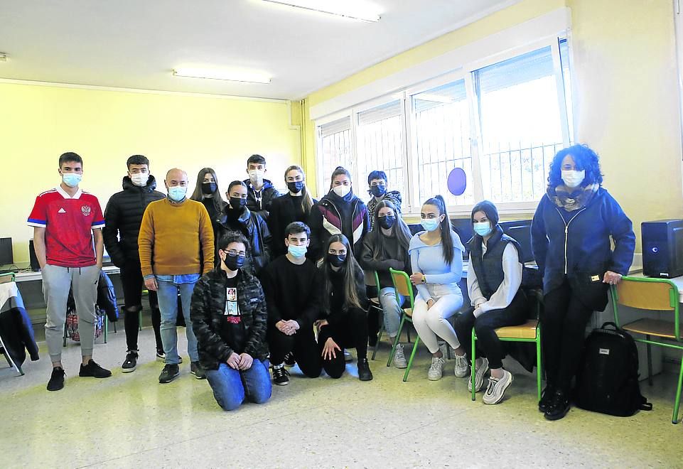 David Solla, rodeado por los alumnos del instituto Beurko de Barakaldo. 