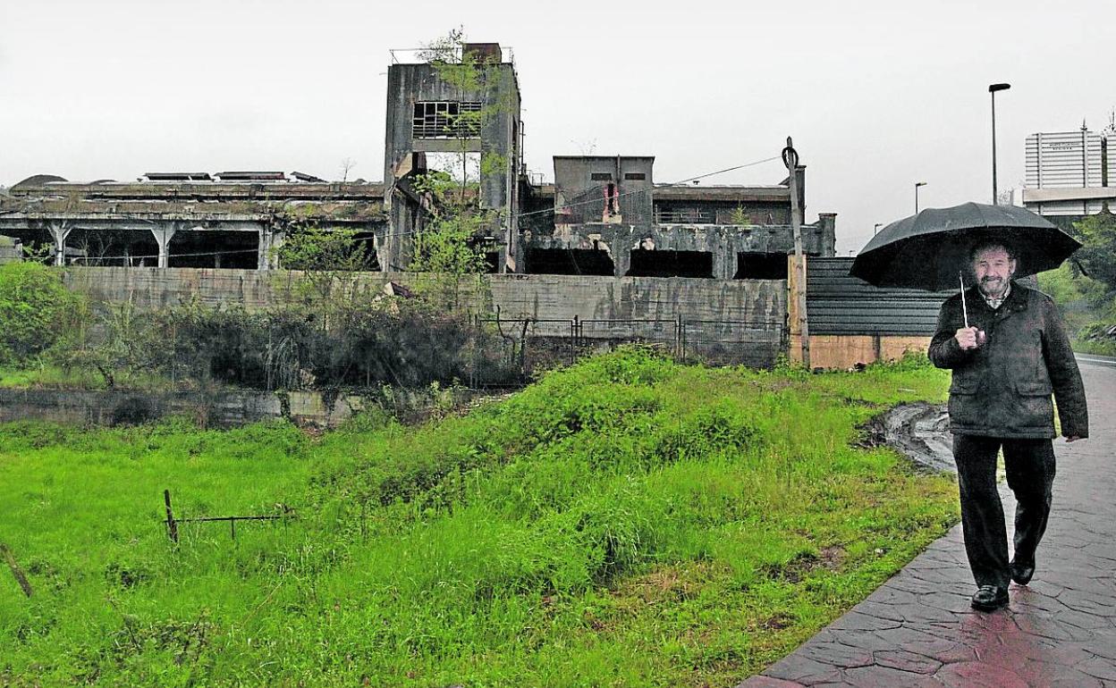 Descampado junto a unas instalaciones industriales en desuso en Durango. 