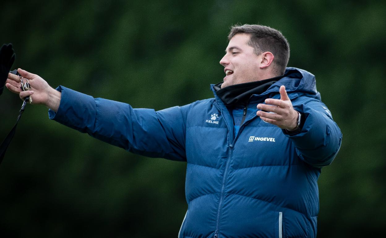 Mikel Crespo, dirigiendo uno de los entrenamientos de las Gloriosas en Ibaia. 