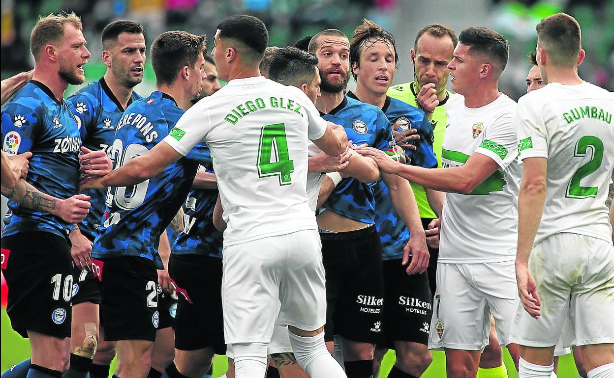 Los jugadores del Alavés, crispados con 3-1 en el marcador, se encaran con los locales, que afearon a Pina por una entrada a destiempo.