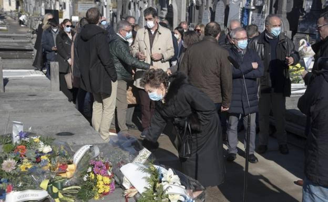 Mapi Heras, la viuda de Fernando Múgica Herzog, en la ofrenda floral en Polloe.