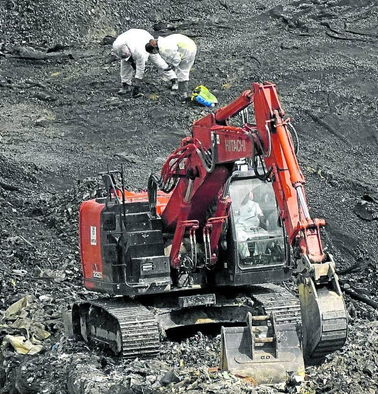 Operarios buscan el cuerpo de Beltrán en el vertedero. 