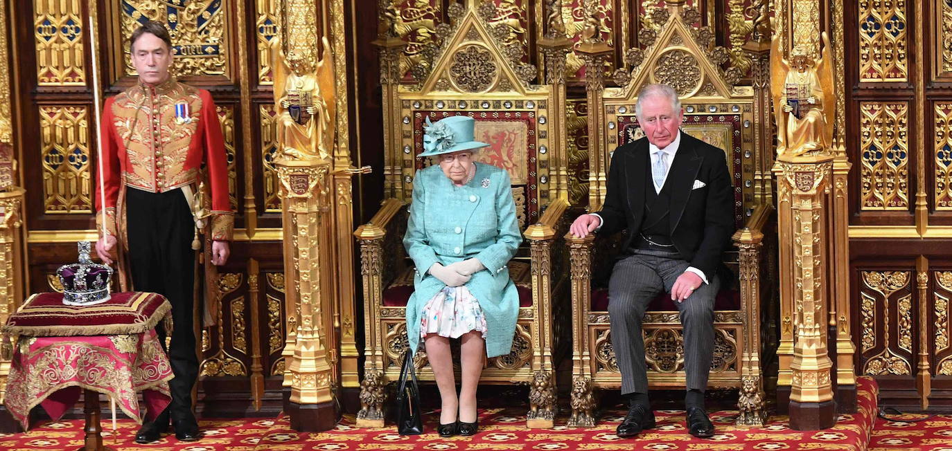 La Reina Isabel II, con su hijo primogénito, Carlos de Inglaterra, nunca ha tenido planes de abdicar.