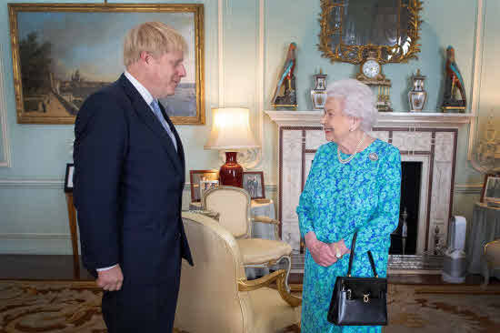 El actual primer ministro, Boris Johnson, junto a la Reina Isabel II.