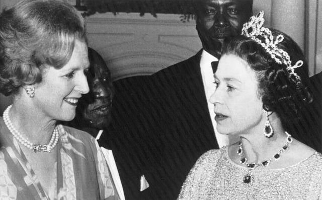 La Reina, junto a la que fuera primera ministra Margaret Thatcher.