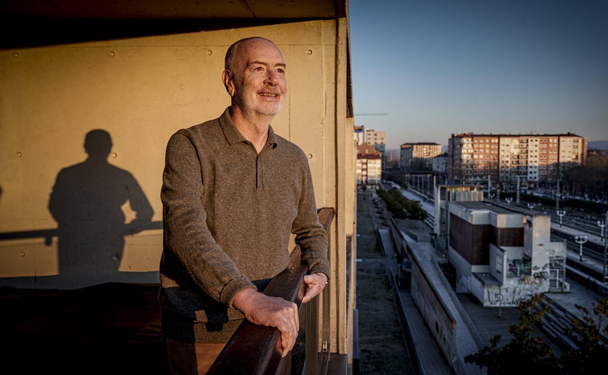 José Manuel Farto se asoma a la calle José Erbina, uno de los puntos de la ciudad llamados a transformarse en el futuro.