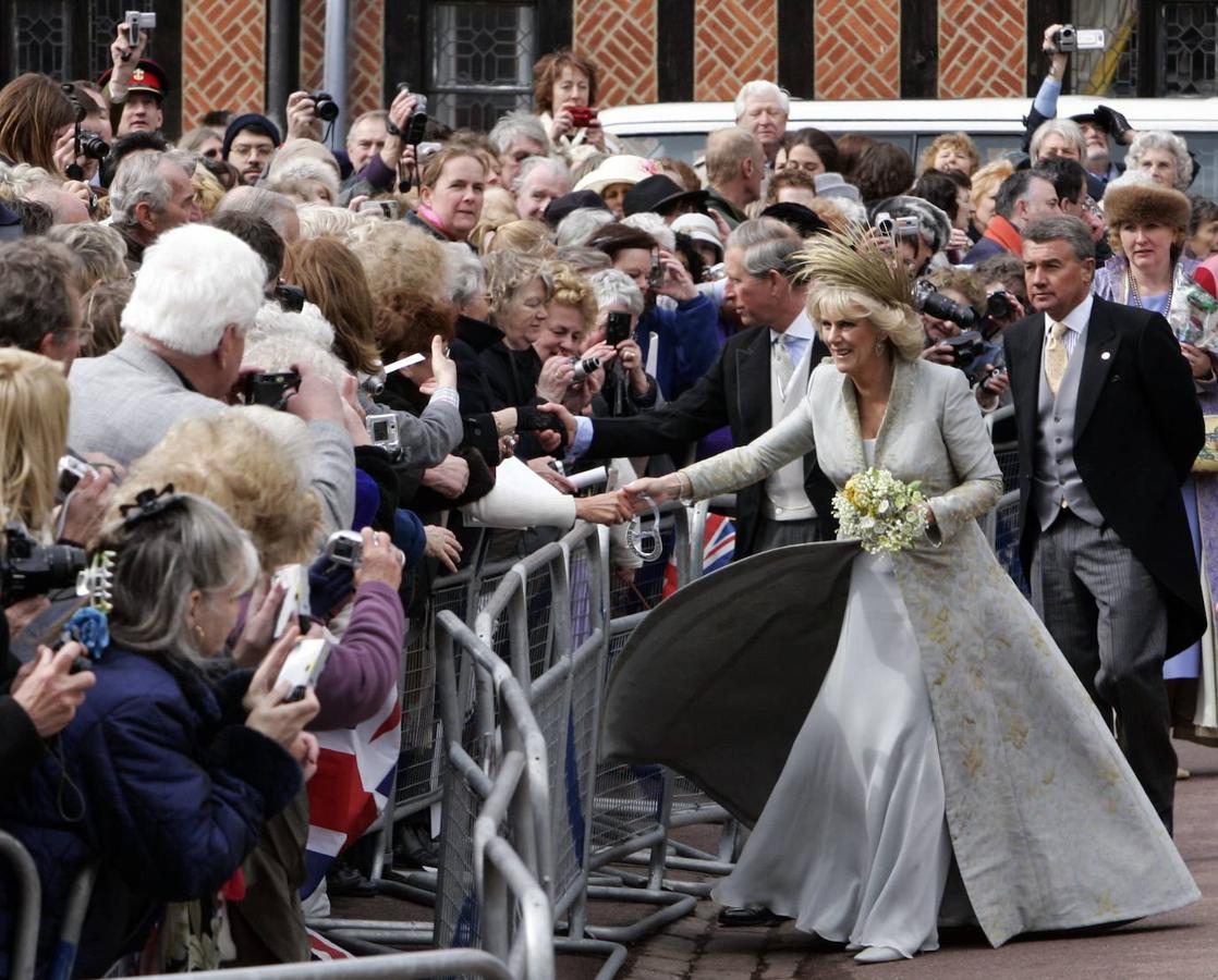 Los duques de Cornualles saludan al público tras su boda civil en 2005