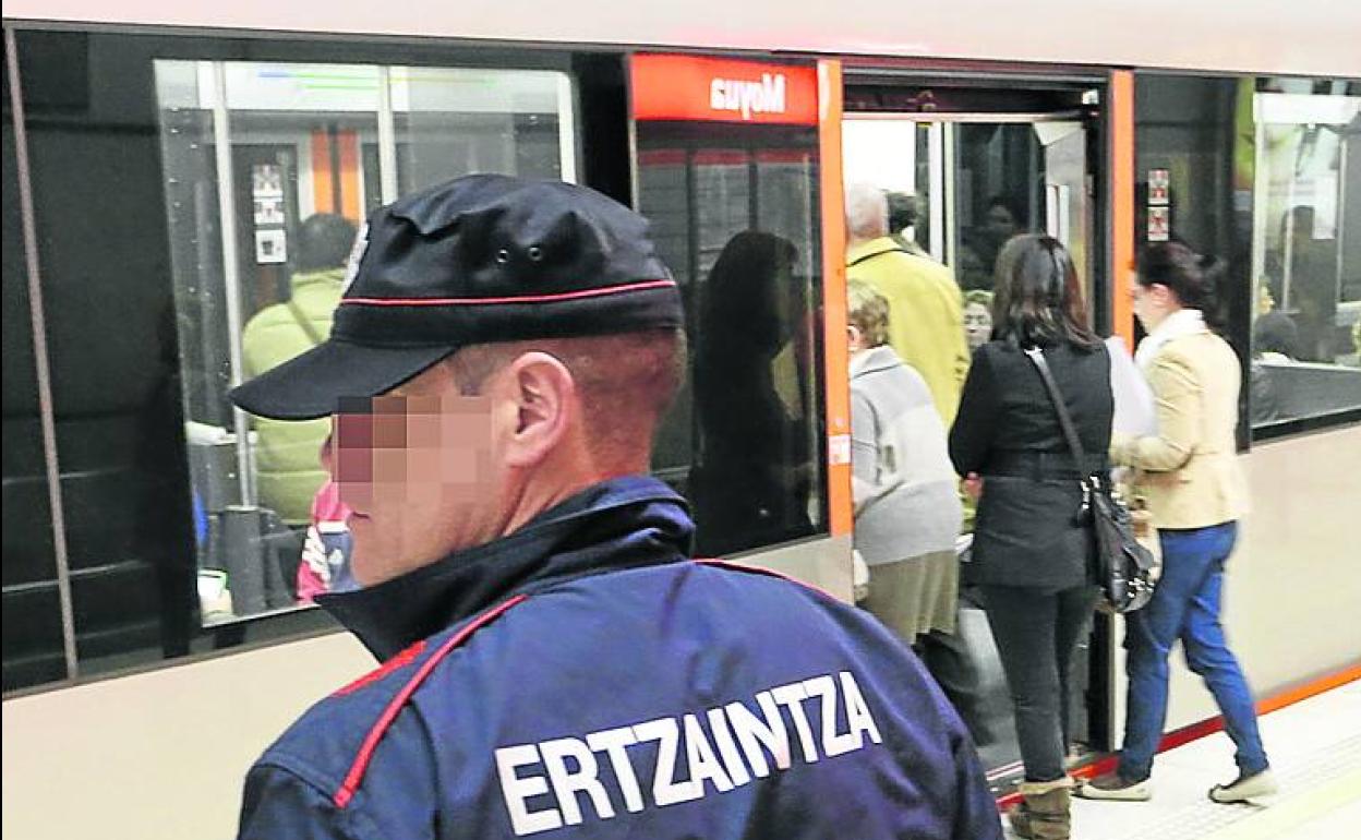 A pie. Un agente vigila una estación del metro de Bilbao.