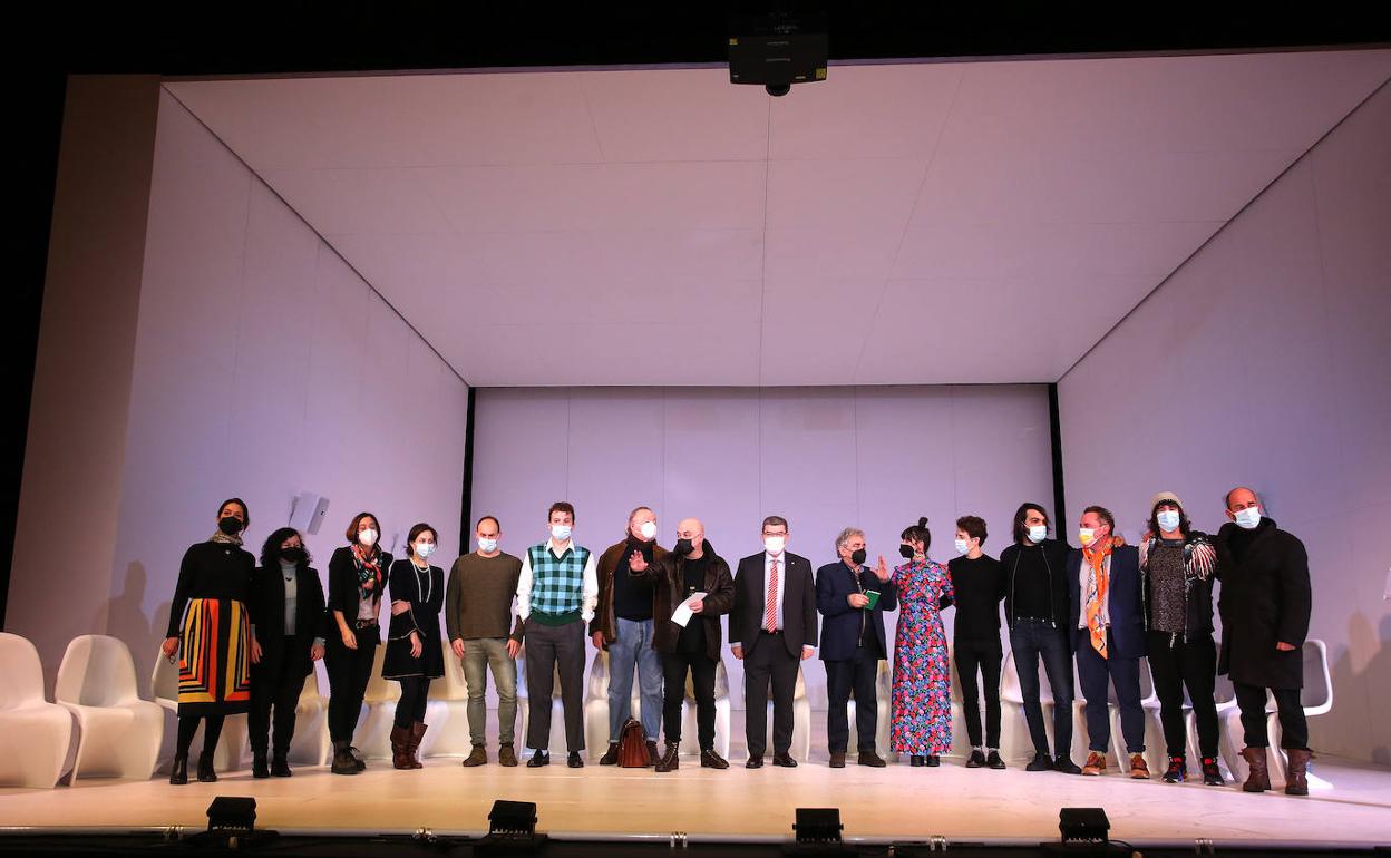 Foto de familia del equipo en el escenario blanco de 'Reino', que funcionará como una instalación. 