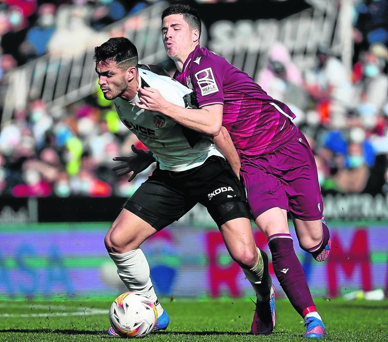 Zubeldia comete falta sobre Maxi Gómez, infracción por la que vio cartulina amarilla. 