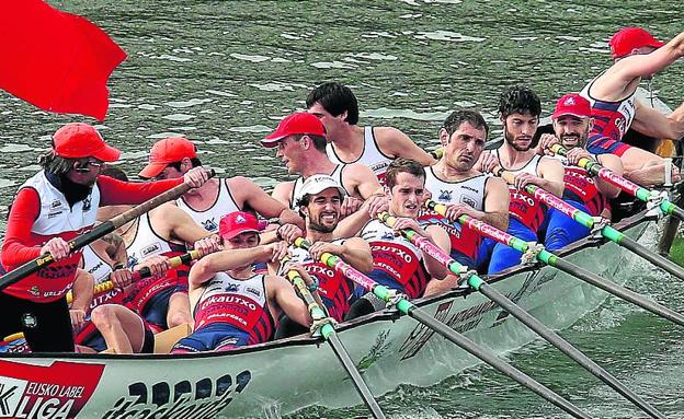 Ondarroa realiza la única ciaboga del descenso por la ría. 