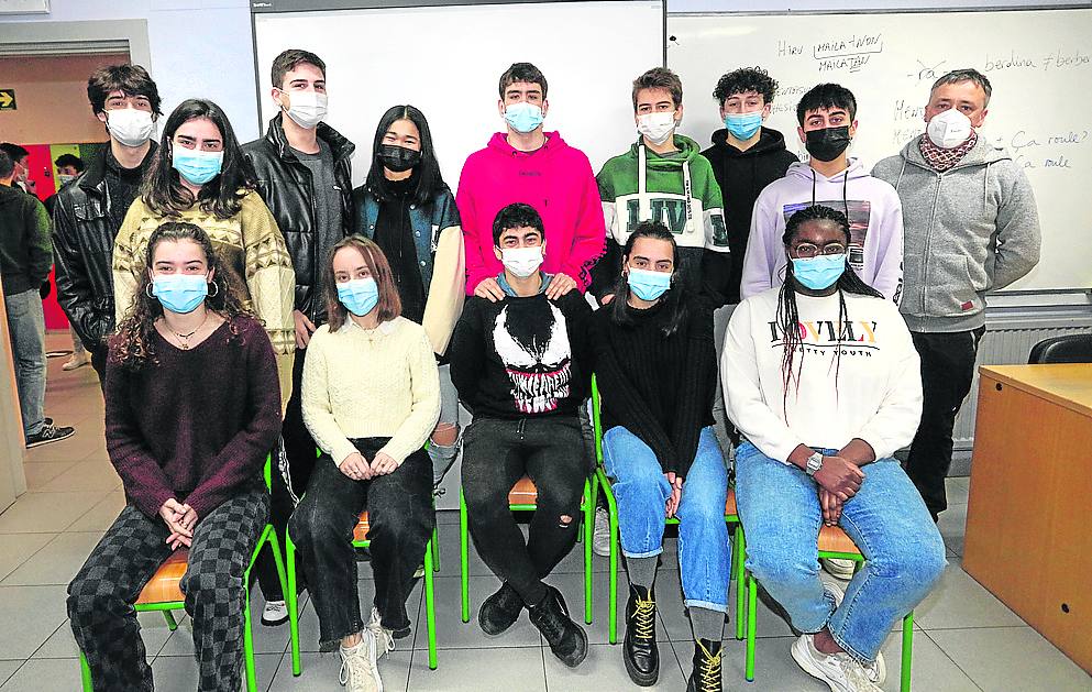 Hasta 32 estudiantes del IES Miguel de Unamuno preparan sus ideas. 