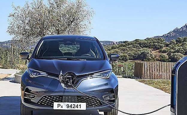 Los españoles ya prefieren los coches híbridos y eléctricos a los de gasolina y diésel