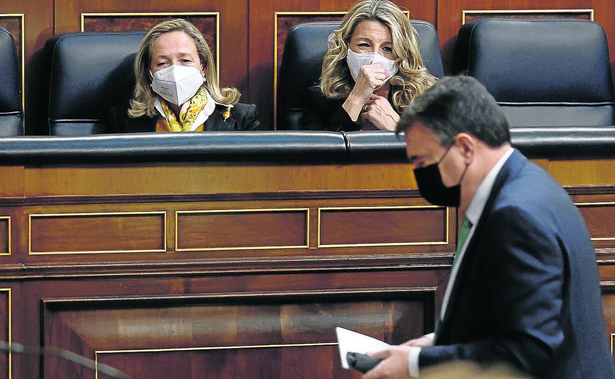 El portavoz del PNV en el Congreso, Aitor Esteban, se dirige a la tribuna en presencia de las vicepresidentas Nadia Calviño y Yolanda Díaz. 