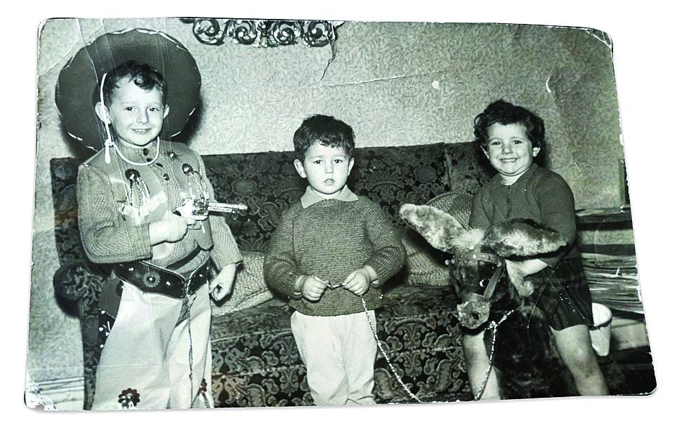 Foto de 1963 en la que Fernando Marías, con gorro de vaquero, y su hermana Ana flanquean a Juan Bas.