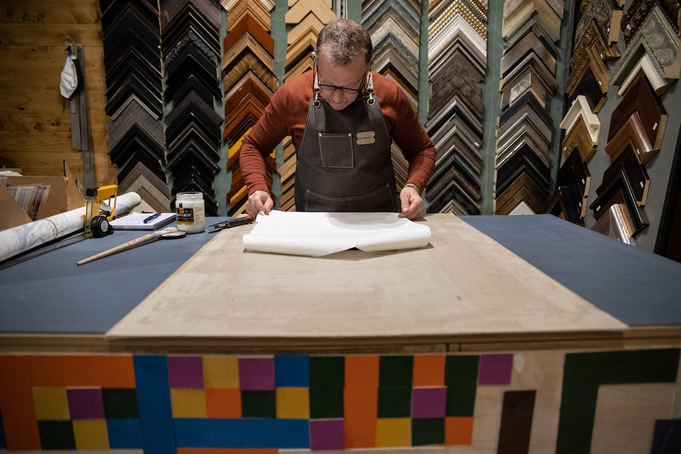 Fotos: El desconocido callejón de Bilbao lleno de arte y artesanía que recuerda a Santorini