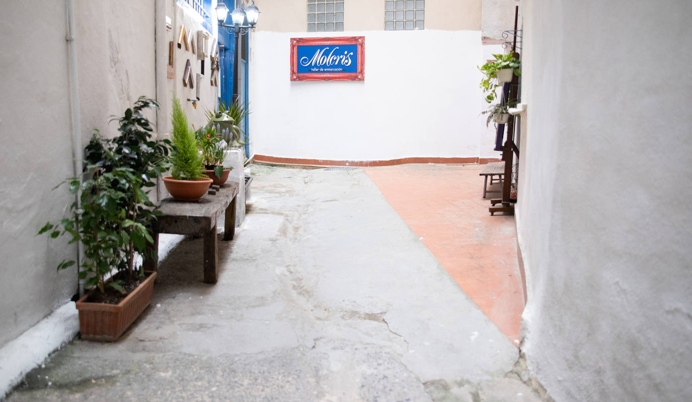 Fotos: El desconocido callejón de Bilbao lleno de arte y artesanía que recuerda a Santorini