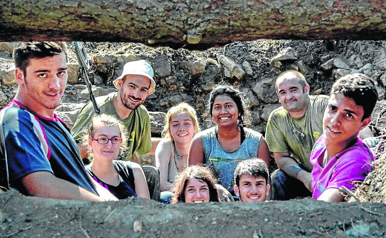 Participantes en la labor de recuperación de la memoria histórica de Lemoa. 