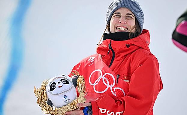 Queralt Castellet, feliz tras su medalla de plata. 