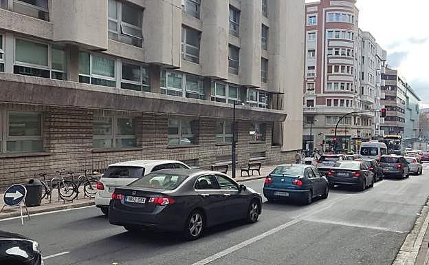 Coches, en la calle La Paz.