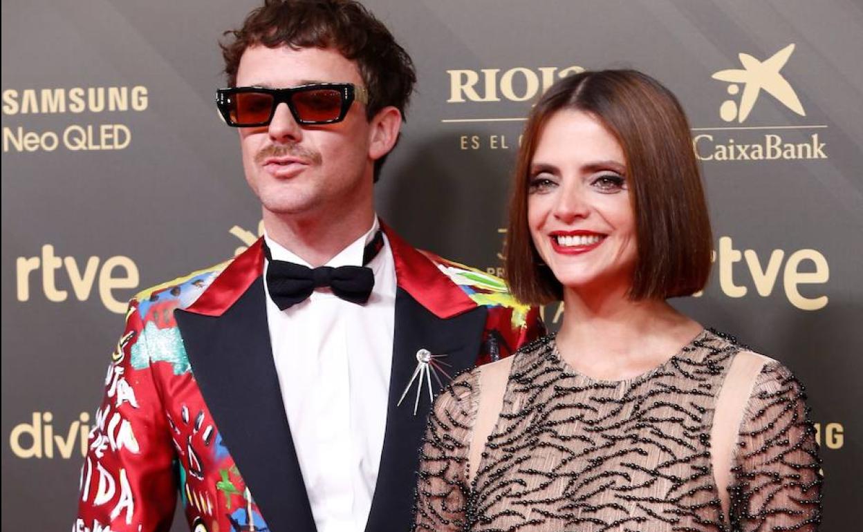 Aldo Comas y Macarena Gómez posan en el photocall de la 36ª gala de los Premios Goya, en el Palau de les Arts de Valencia.