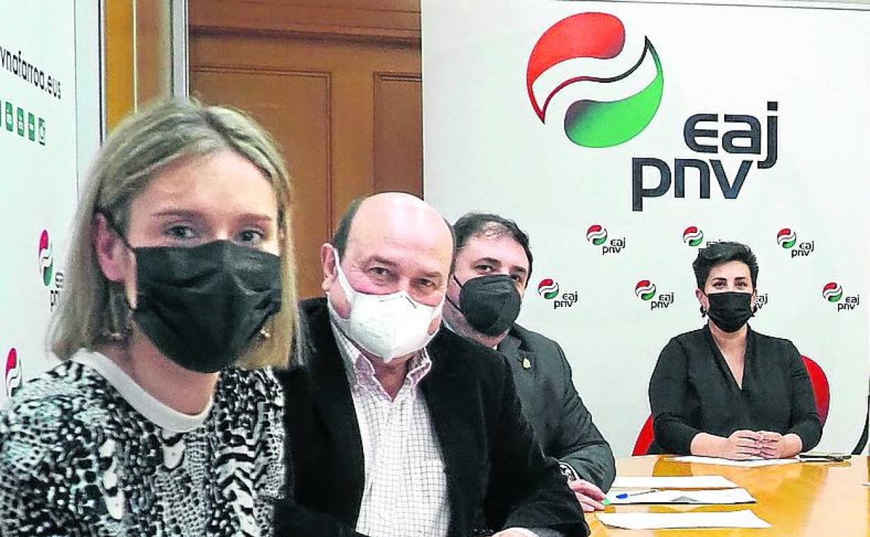 Ortuzar y Zarate en Pamplona con los navarros Hualde y Solana. 