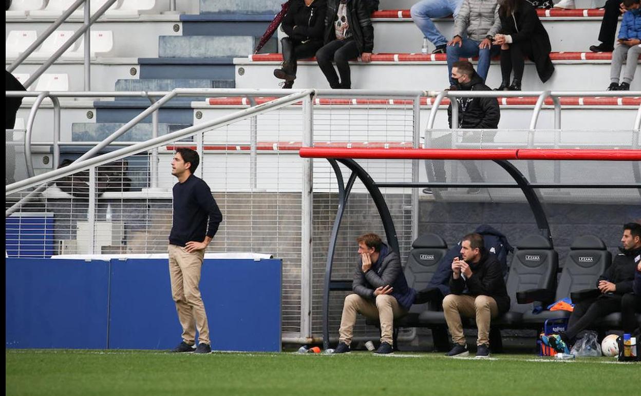 Iñigo Vélez, durante el partido ante el Lugo de la primera vuelta en Lezama. 