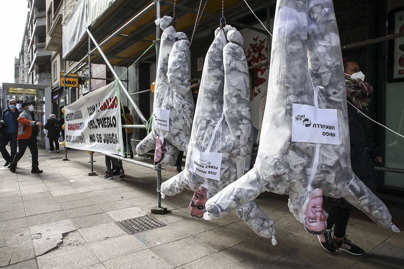 Carteles y otros elementos empleados por los convocantes de la marcha.