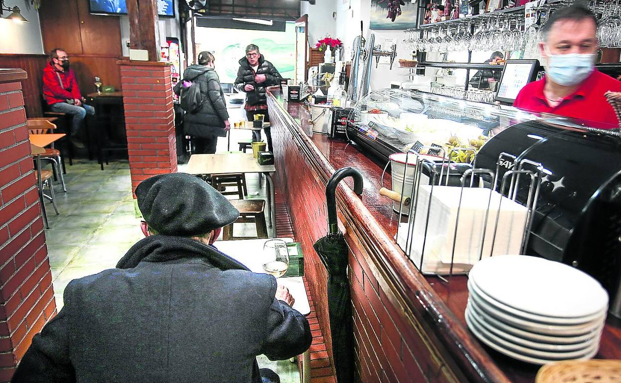 Un txikitero apura su consumición en una mesa del bar Fermín, en Iturribide. 