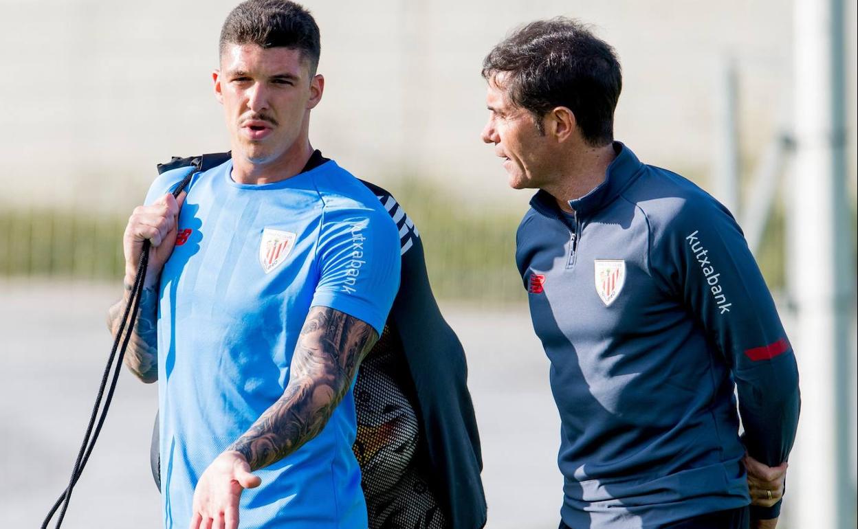 Capa habla con Marcelino después de un entrenamiento en Lezama. 