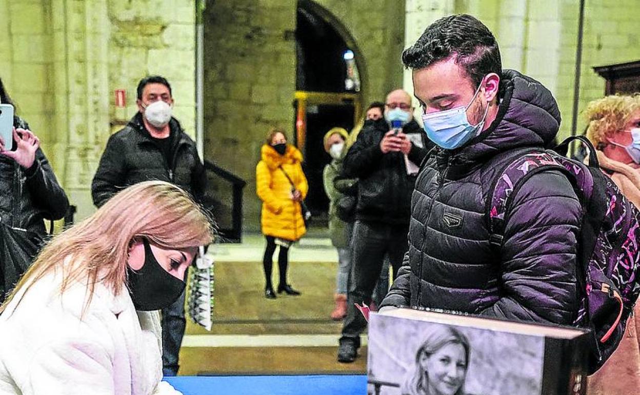 La Catedral Vieja sirvió ayer de escenario para la firma de libros de Eva García. 