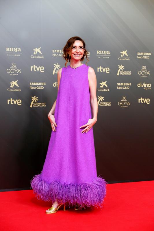 La directora de cine Paula Palacios apostó por el color de moda de este año, el bautizado por Pantone como "Very Peri". Eligió un vestido con una silueta limpia y minimal, rematada con plumas en el bajo. Lo combinó con sandalias de tiras doradas de Lodi.