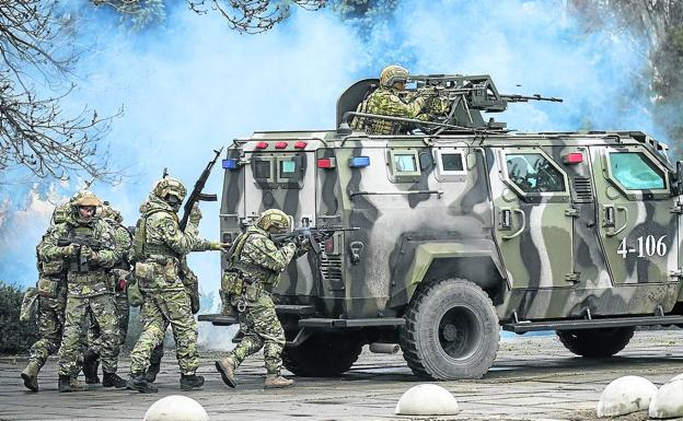 Entrenamiento. Fuerzas ucranianas realizan un ensayo de combate en el sur del país. 