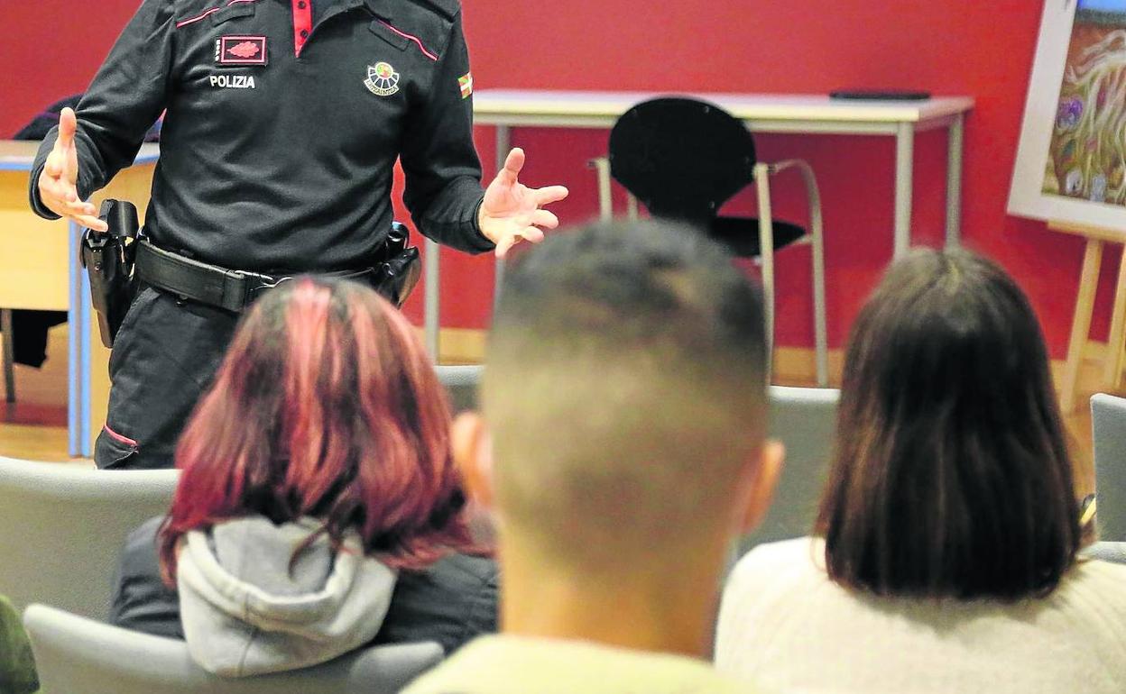 Un ertzaina da una charla a unos menores de edad en un colegio guipuzcoano.