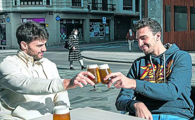 El escolta y ala-pívot brindan con una cerveza en La Alhóndiga.