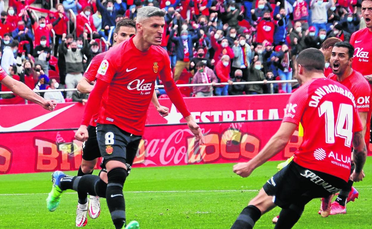 Salva Sevilla celebra el gol marcado de penalti contra el Cádiz que asfaltó el camino hacia la remontada y la victoria. 