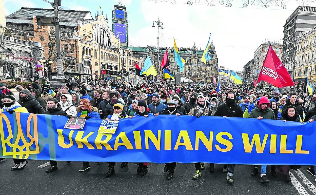 Miles de manifestantes recorrieron ayer las calles de Kiev para reivindicar la unidad de Ucrania y su fortaleza ante una posible agresión rusa. 