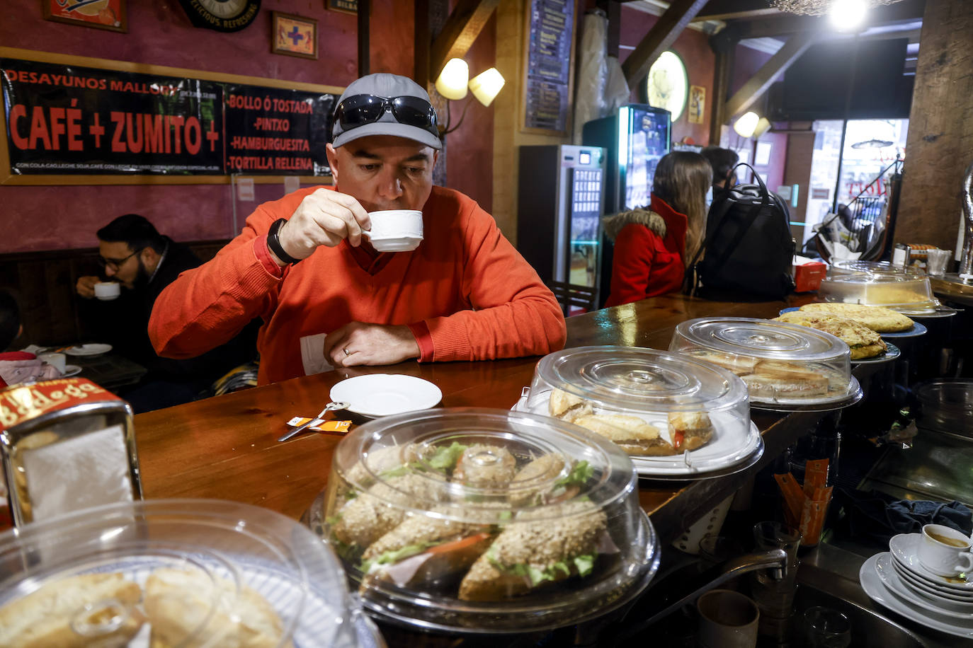 Fotos: Los vitorianos recuperan las barras de bares y cafeterías