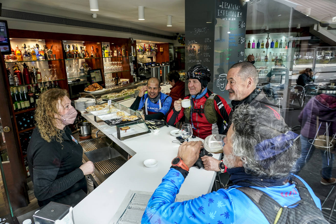 Fotos: Los vitorianos recuperan las barras de bares y cafeterías