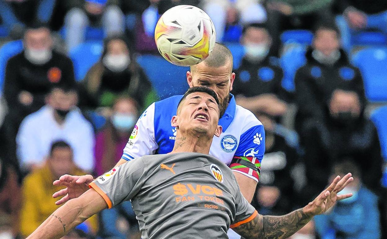 Víctor Laguardia se impone al valencianista Marcos André en un duelo aéreo. 