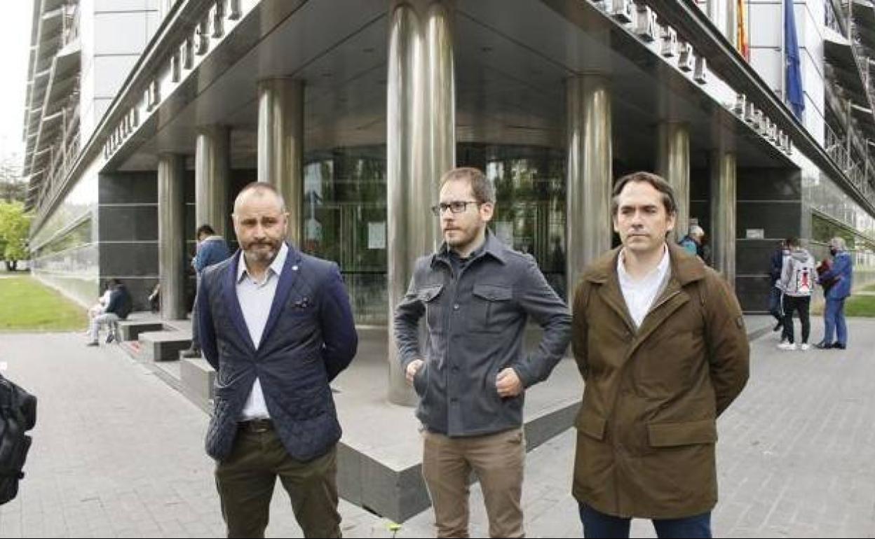 Iker Ruiz de Egino, Edriga Aranburu e Iker Rahona , a las puertas del Palacio de Justicia de Vitoria, por el juicio sobre las primeras de EA. 