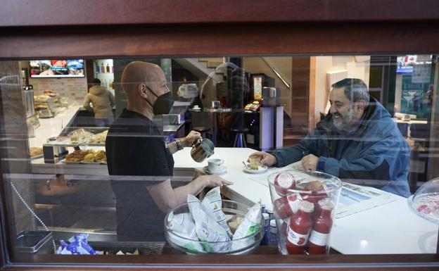 Los vitorianos recuperan las barras de bares y cafeterías: «Es un gesto tan cotidiano y a la vez tan extraño»