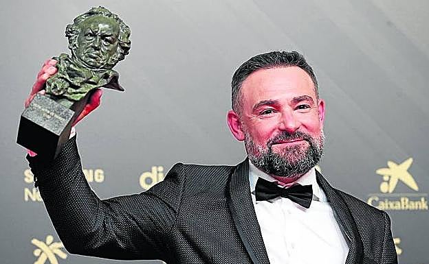 El actor bilbaíno con el Goya por su papel en 'Maixabel'.