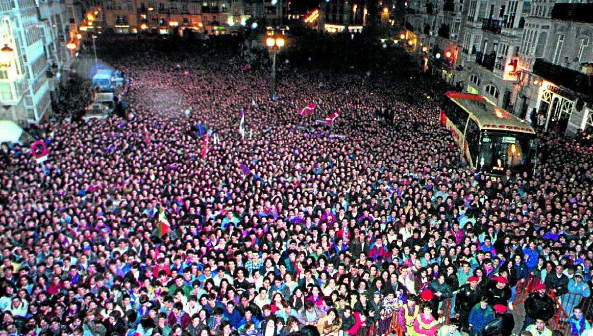 Recibimiento popular. El autobús se abre paso entre la multitud que abarrotaba la plaza de la Virgen Blanca para celebrar el título del Baskonia, un año antes de la Recopa europea. 