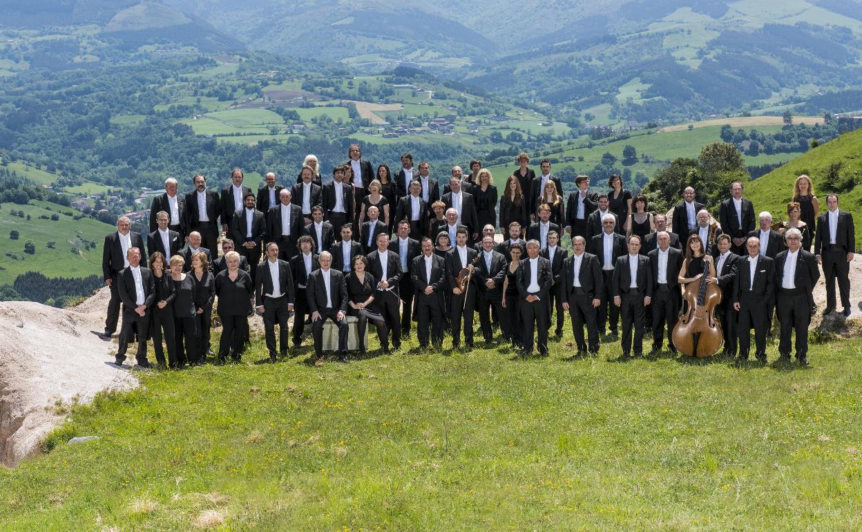 La Orquesta Sinfónica de Bilbao con el valle de Carranza al fondo. 