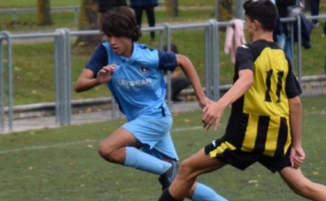 Dani Pérez desborda a un jugador del Getxo cadete.