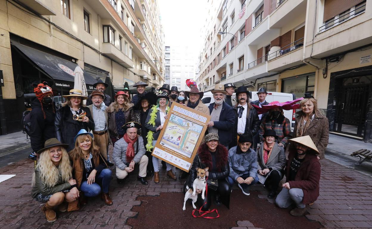 Organizadores y miembros de Bilbao Centro tras la presentación del certamen. 