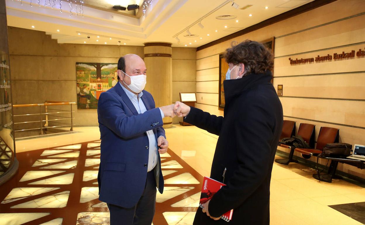 Los líderes de PNV y PSE-EE, Andoni Ortuzar y Eneko Andueza, en una reunión en Sabin Etxea. 