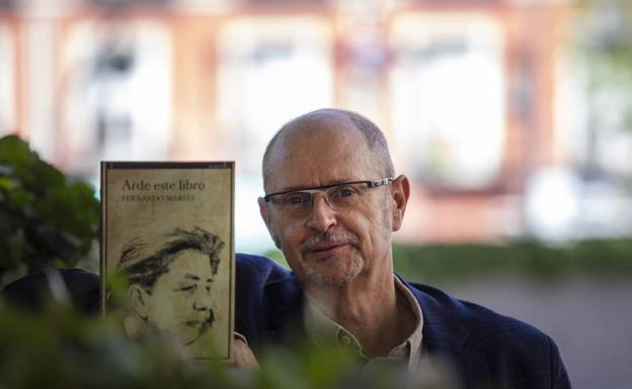 Fernando Marías con su última obra, 'Arde este libro'.